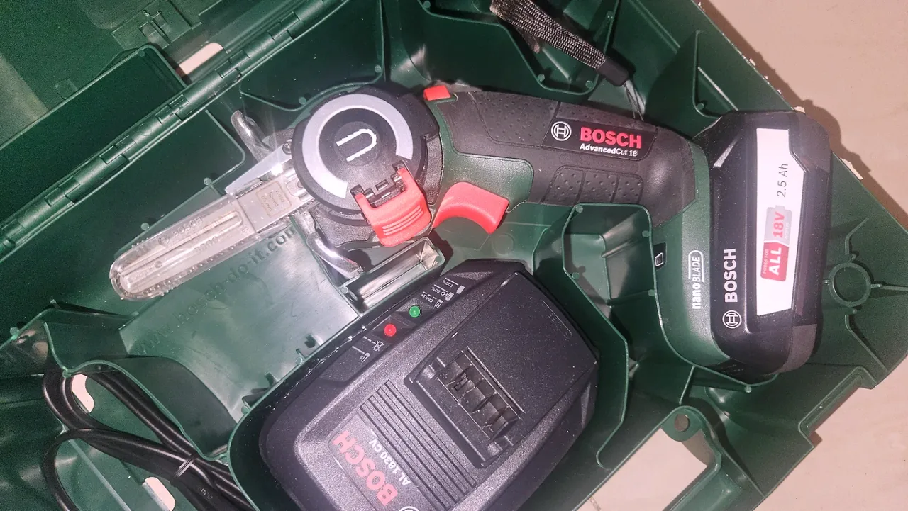 Mini drujbă electrică portabilă cu lanț Bosch — poza 1
